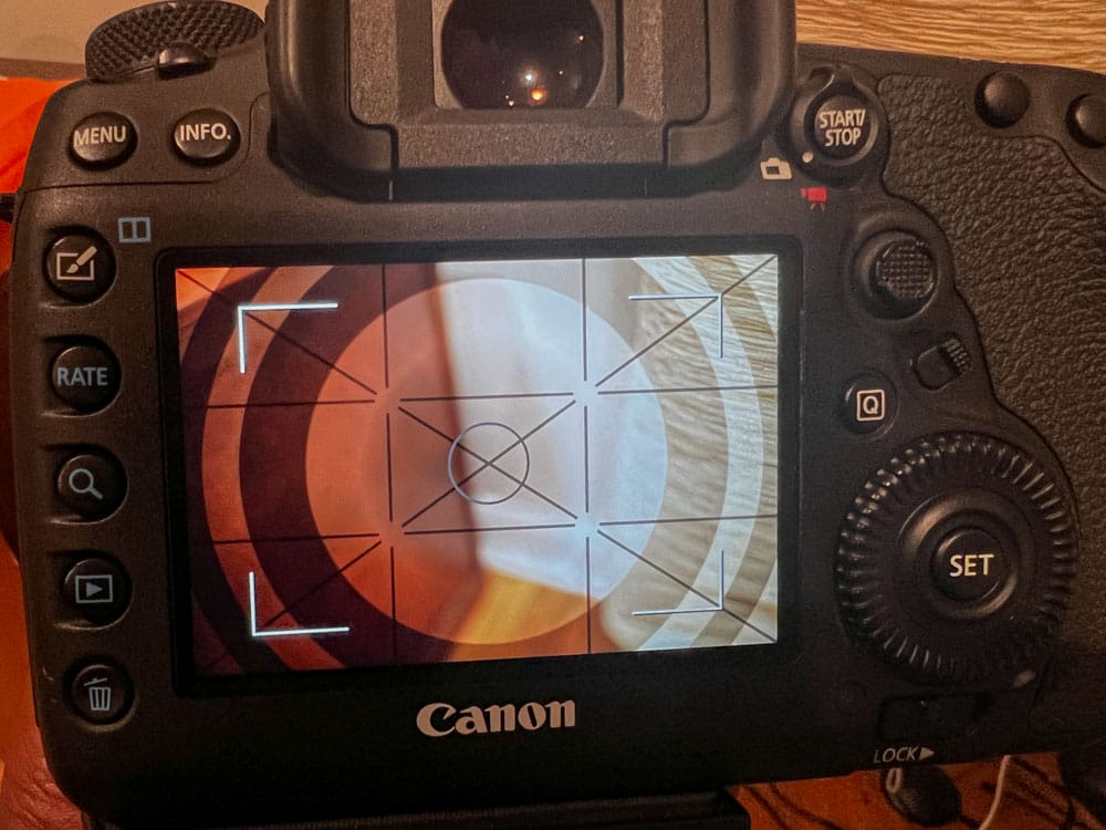 How to get rid of the bold double circle in Canon camera-1